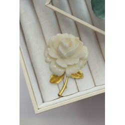 Klasik Fildişi Rengi Gül Broş - Altın Kaplama Yapraklı Zarif Tasarım
