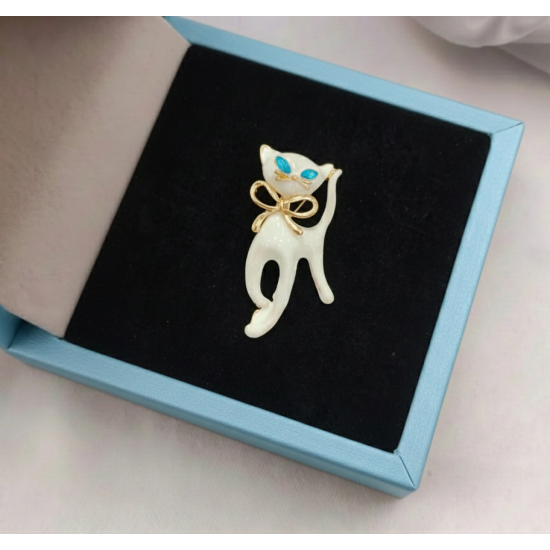 beyaz-mine-kedi-bros-mavi-gozlu-altin-fiyonk-detayli