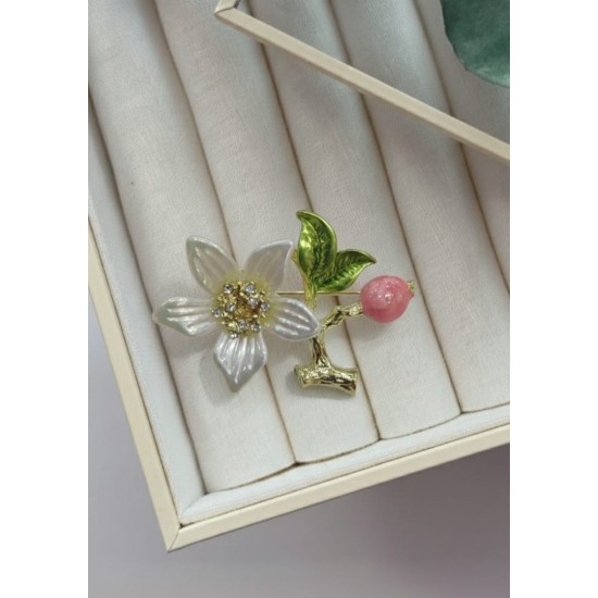 inci-gorunumlu-beyaz-cicek-ve-pembe-tomurcuklu-dal-bros-modeli