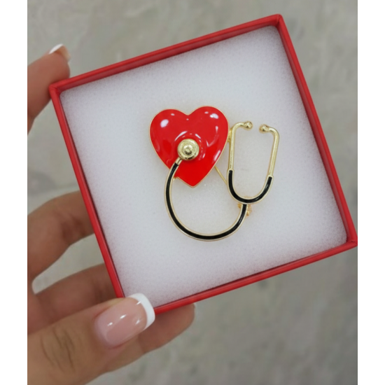 kirmizi-emaye-kalp-ve-altin-kaplama-stetoskop-bros-saglik-takisi