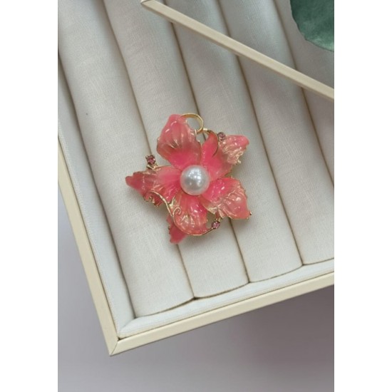 pembe-emaye-inci-detayli-cicek-bros-modeli