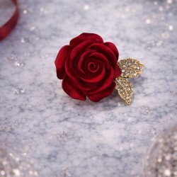 "Kadife Aşkı" Kristal Yapraklı Kırmızı Gül Broş