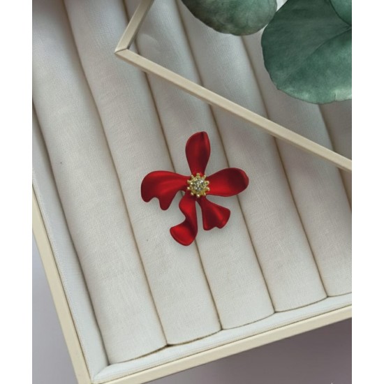 mat-kirmizi-soyut-cicek-bros-altin-detayli-modeli