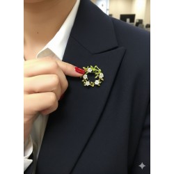 Mine İşlemeli Yeşil Yapraklı ve Beyaz Papatya Çelenk Broş