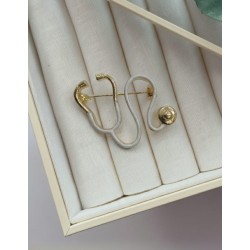 Minimalist Altın ve Beyaz Stetoskop Broş