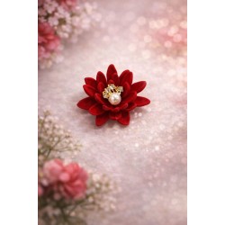 Kadife Kırmızı Çiçek ve İnci Detaylı Broş