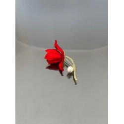 Mat Kırmızı Lale ve İnci Detaylı Broş