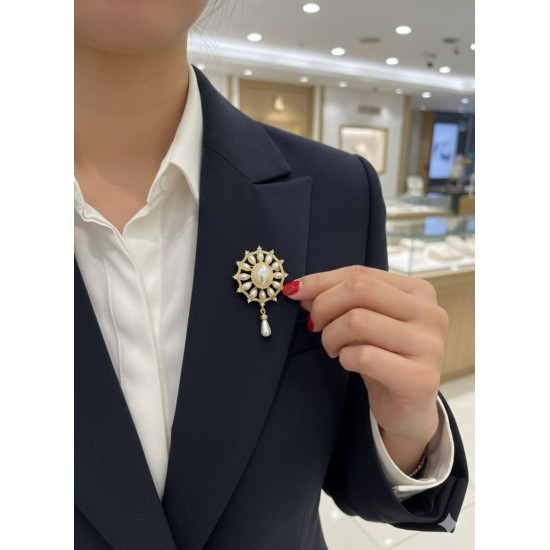 Altın Kaplama İnci ve Kristal Detaylı Madalyon Broş