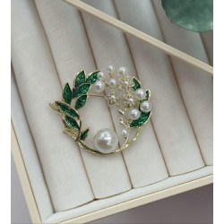 İnci Detaylı Yeşil Yaprak Çelenk Broş